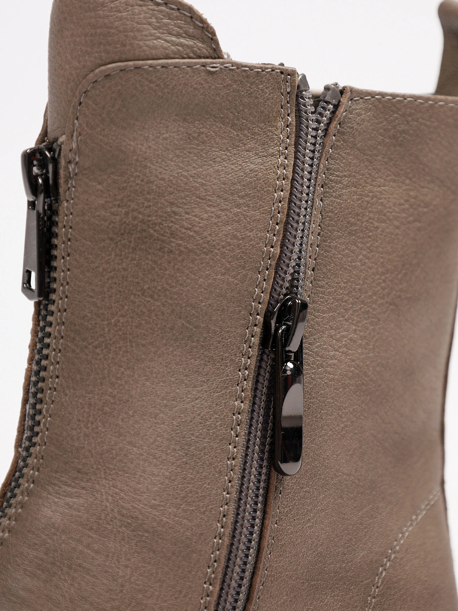 Ботинки серого цвета с декоративной молнией спереди